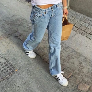 Arrow low straight leg - Säljer dessa lågmidjade ursnygga jeans från Weekday i stl. 23/32. Inga defekter och knappt använda. Skriv privat om du har frågor!❤️