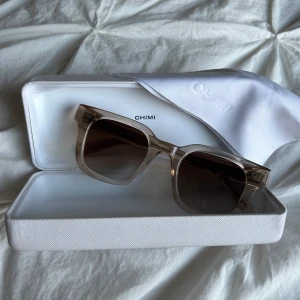 Chimi glasögon  - Säljer mina chimi glasögon som är i färgen 04 ecru. Glasögonen är knappt använda därav priset. Hör av dig om du vill ha fler bilder. Fodralet och putsduk o lådan den kom i medkommer!!🫶🏽 Pris kan diskuteras 