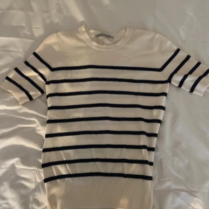 Ranglig stickad tröja - Randig stickad tröja från Zara.