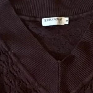 Tight stickad tröja  - Säljer denna bruna stickade/virkade tröjan ❤️ den är v ringad och sitter tight. Köpt på en second hand affär i Köpenhamn 😇