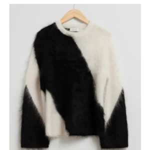 Other stories tröja - Säljer för ja tycker den krympt lite i tvätten. Kom privat för egna bilder. Skulle säga att tröjan passar någon som är 160cm❤️ Ny pris 1700kr❤️😍 tröjan är slutsåld!