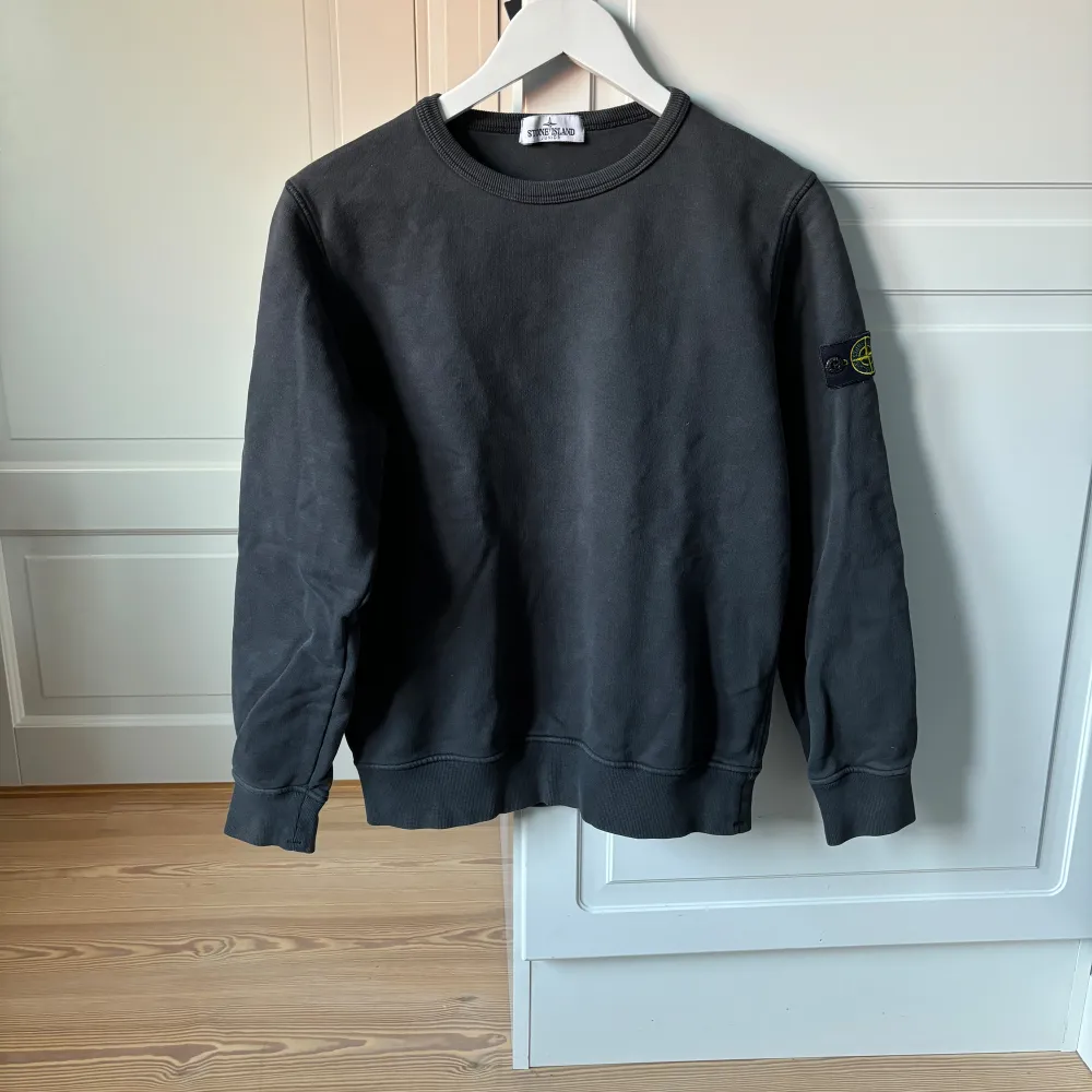 Tja, säljer min Stone island tröja! Inte använd mycket! Säljer pga att jag inte använder den längre för att den är för liten. Inga defekter på tröjan, ny pris 1900kr mitt pris 499kr. Men pris går att diskutera! Passar 160-165. Hoodies.