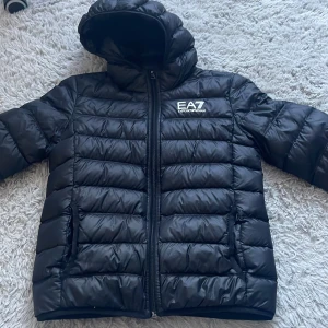 Armani jacka - ÄKTA, stl 150/12 år , har ett igensytt hål på baksidan som man ser på bild 4 men syn annars inte . Priset kan diskuteras.
