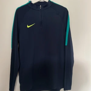 DRI FIT NIKE tröja unisex  - Stilren vardags/träningströja. Nike. 200kr.