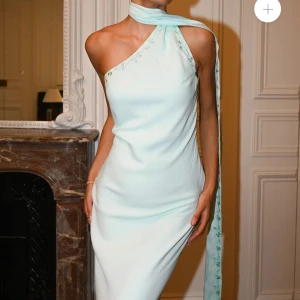 Klänning från YellowTheLabel - Super fin klänning från märket yellowthelabel. Aldrig använd med prislapp kvar, perfekt till bal eller andra evenemang. Säljes då jag köpte två olika storlekar Nypris: 1625 + tull och frakt