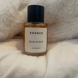 Elle La Nuit parfym  - Säljer min nästintill oanvända elle la nuit parfym. 