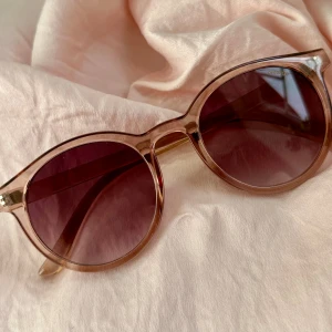 Solglasögon - Solglasögon i en snygg rosa transparent färg! Har ej fått mycket användning för dessa, så de är i bra skick💕 Köpte dem för 200kr för ett par år sedan. Kontakta om ni har funderingar <3