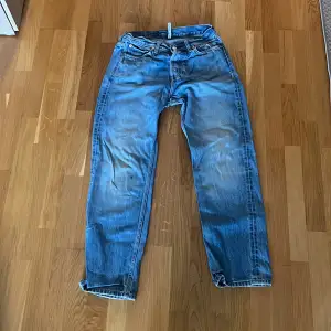 Ett par blå jeans från Weekday i modellen Space Relaxed Straight Jeans och är i storleken 28/30. Dess jeans har en liten fläck på ena knät därav det billigare priset.