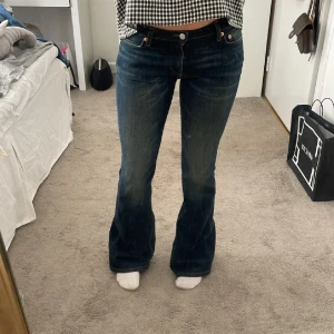 Lågmidjade jeans - Skit snygga lågmidjade jeans, dom är tyvärr för långa för mig💕(Lånade bilder)