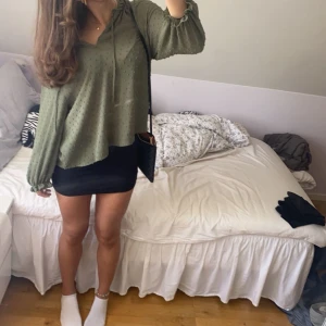 Zara blus - Jättefin olivgrön blus från zara. Knappt använd. Säljs för 150kr plus frakt. 