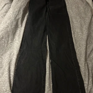 jeans - Jeans från stradivarius. Storlek 38 tall. Pris 100kr