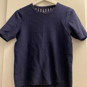 Tommy Hilfiger - Använd väldigt få gånger men är i fint skick.   Är två tröjor i en, alltså kan man ha den åt båda hållen.   Den har ingen lapp så vet ej storleken men skulle säga att den är s/m men mest M.
