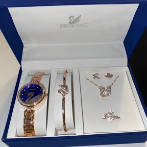 Swarovski smyckes sätt  - Säljer detta fantastiskt fina Swarovski smyckes sättet då det inte kommer till användning🌸 Allt är i ny skick, aldrig varit använt, samt plasten sitter kvar på klockan. Kontakta för mer info☺️