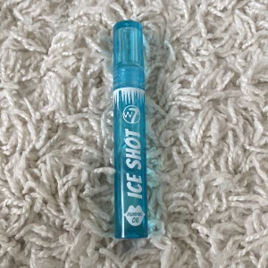 Ice shot läppglans. - Det är ungefär hälften kvar av det. Lägger sig väldigt fint på läpparna. Inte kladdigt som andra kan vara.