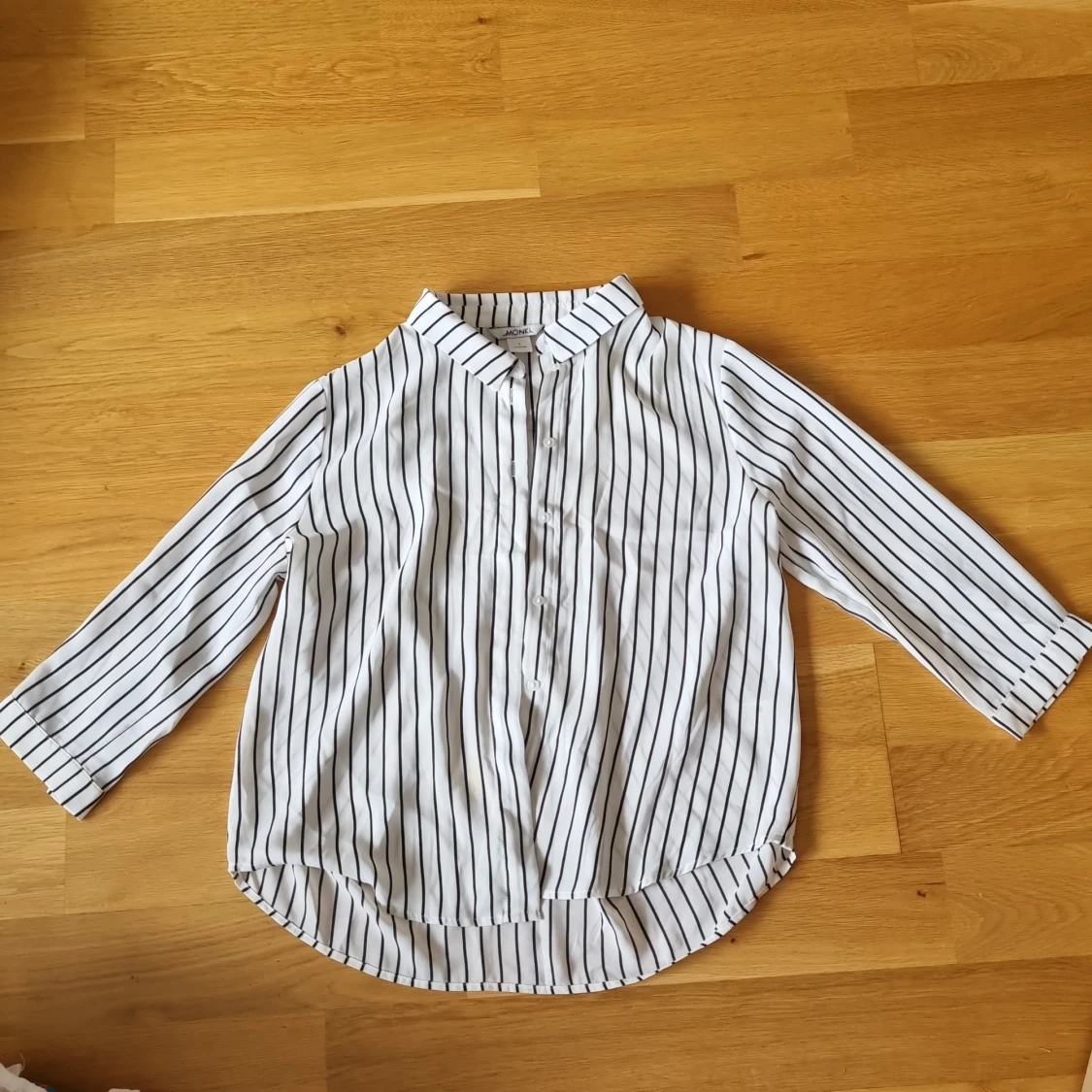 Vit och svart randig skjorta från Monki