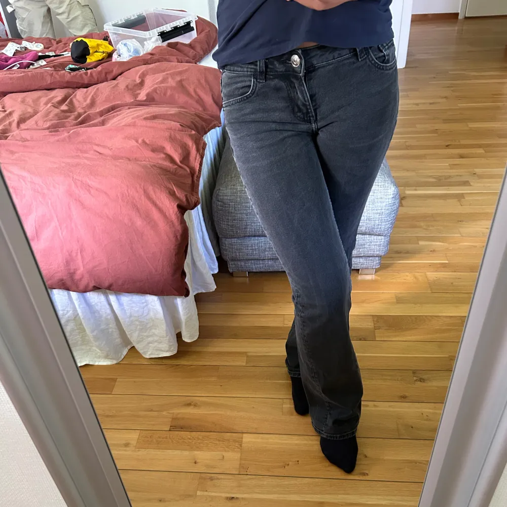 Jättesöta och välanvända jeans som fortfarande inte ser slitna ut, säljs pga för små för mig 💋 . Jeans & Byxor.