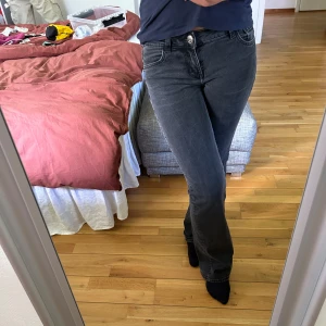 Lågmidjade jeans - Jättesöta och välanvända jeans som fortfarande inte ser slitna ut, säljs pga för små för mig 💋 