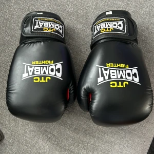 Boxningshandskar - Bra skick, inte använda pga att dem var för små.