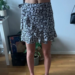 Omlott kjol  - Blommig omlott kjol. Tyget är ganska tunt men inte så man ser igenom men är mer som en beach coverup. 