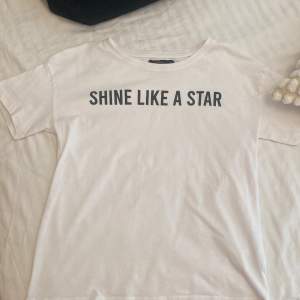 En vit t-shirt från XOXO friends med texten 'SHINE LIKE A STAR' tryckt på framsidan. 💘😽