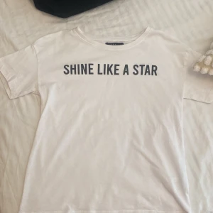Vit t-shirt från XOXO friends - En vit t-shirt från XOXO friends med texten 'SHINE LIKE A STAR' tryckt på framsidan. 💘😽