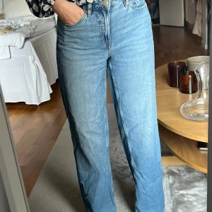 Wide fit Mid waist jeans, breda  - Snygga och väldigt sköna mid waist jeans från bikbok, storlek 34 men passar som en 36 och är lite långa på mig som är 160.