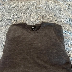 Snygg Grå Långarmad Tröja  - Denna tröjan är använd fåtal gånger och är i ett bra skick 9/10. Den passar mig som är 175cm perfekt. Väldigt skönt material. Frågor om pris och annat diskuteras privat💪🏽