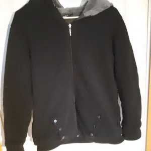 Svart fluffig munkis  - En svart jätteskönt munkis med fluffit material innuti. Perfekt att ha när man bara ska vara hemma💗 Är storlek XL men skulle snarare säga att den är storlek M