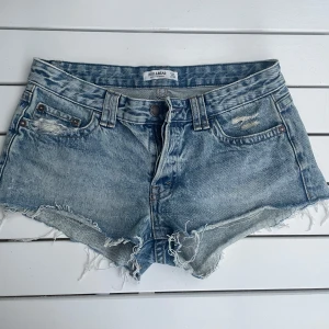Lågmidjade jeans shorts - Superfina lågmidjade jeans short. De har använts ett fåtal gånger så de är i väldigt bra skick skriv om du har några funderingar🩷