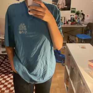 Tshirt - En blå T-shirt säljer den för att den inte passar mig