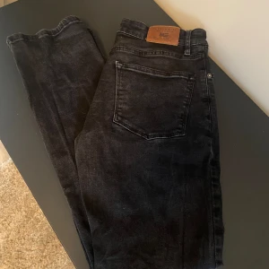 Lexington Jeans - Säljer dessa tvär feta LEXINGTON jeansen i storlek W30 och i SLIM FIT. Jeansen är i skicket 9/10 max använda 5 gånger och inga defekter!😊  Orginal pris - 1500kr  Hos oss endast - 279kr