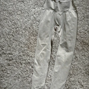 Aimn tights  - Fint skick förutom ett litet hål som jag bifogar bild på. Inget som syns när de är på och lätt för den händiga att sy. Storlek small 