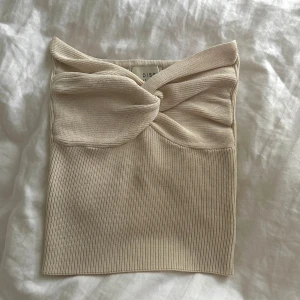 Tubtopp DISSH - Tubtopp från australienska märket DISSH Beige och ribbad i storlek 34 Helt utsåld och går inte att få tag på länge  Nypris 1299  Använd ett fåtal gånger, väldigt bra skick
