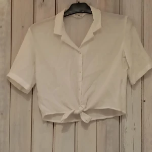 Blus - Jätte bra skick, har använts 1 gång Genomskinlig 
