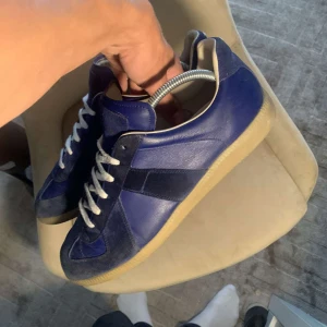 Maison margiela gats - Säljer ett par riktigt feta maison margiela gats. Som man kan se på bilderna är skorna lätt använda men ändå i riktigt bra skick. De är i storlek 43 och priset är inte hugget i sten så kom gärna med prisförslag. Box medföljer.