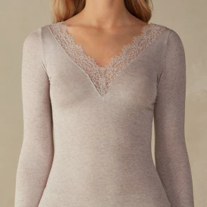 Intimissimi tröja  - Beige intimissimi tröja med spets,använt fåtal gånger i storlek S.Inga synliga skador utan nyskick.