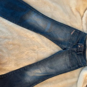 Lågmidjade Diesel jeans - Köpte dessa från plick men de va lite förstora så säljer igen, midjan är 35 cm och innerbenslängden är 76 cm. I perfekt skick!💕