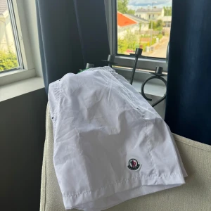 Moncler badbyxor  - Sjukt snygga skulle säga passar en M-L men är strl XL helt nya och riktigt snygga bara att skriva vid funderingar 