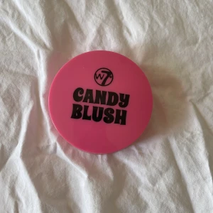 Säljer En blush har aldrig använt  - Säljer En blush från normal det är inte min färg blush jag ville ha och har aldrig använt den 