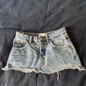 Mini jeans kjol - Säljer min mini jeans kjol från zara Mycket bra skick🩷