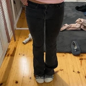 Weekday low waist bootcut jeans  - Säljer dessa jätte fina low waist bootcut jeans från weekday så de ej passar mig, något slitna längst ner💕💞