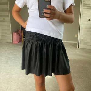 Snygg Zara kjol - Som i ett lädertyg. Från barnavdelningen men passar mig som har xs-s vanligtvis. Snygg resår längs midjan, inga defekter 