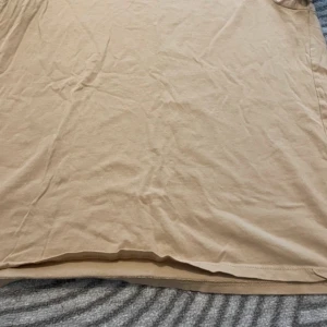 Beige kortarmad tröja  - Beige kortarmad tröja. Sällan använd .( max 2 ggr) . Strl XL och passar bra med allt ❤️