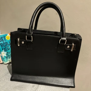 Väska  - Svart väska i bra skick 