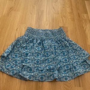 Meet me there  - Säljer en kjol som jag har köpt här på Plick.nyskick det är en meet me there kjol men är inte helt hundra procent, skulle säga att storleken är xs(lånade bilder) 