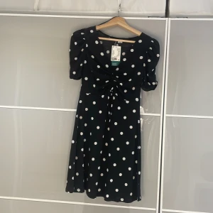 Prickig sommarklänning  - Nyskick, aldrig använd och köpt från HM.  Prislappen sitter kvar!   