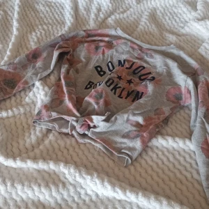 Sweatshirt  - Säljer denna fina sweatshirten med blommor på. Text och knut på framsida. Liten för sin storlek, 10-12 år. Passar även 8-10 beroende på längd. Priset diskuteras 😊
