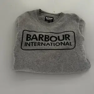 Snygg och trendig Barbour tröja. Sparsamt använd och har inga märken eller hål. Säljer då den tyvärr är för liten. Original pris: 950kr  Storlek:S