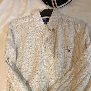 Gant skjorta - En vit gant skjorta med svarta prickar på. Inget fel på skjortan osv mycket bra skick.  Storlek s