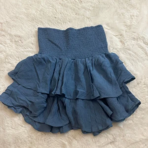 Blå volangkjol - Blå volang kjol strlk xs(stretch så kan passa både större storlekar och mindre), Bra kvalite .